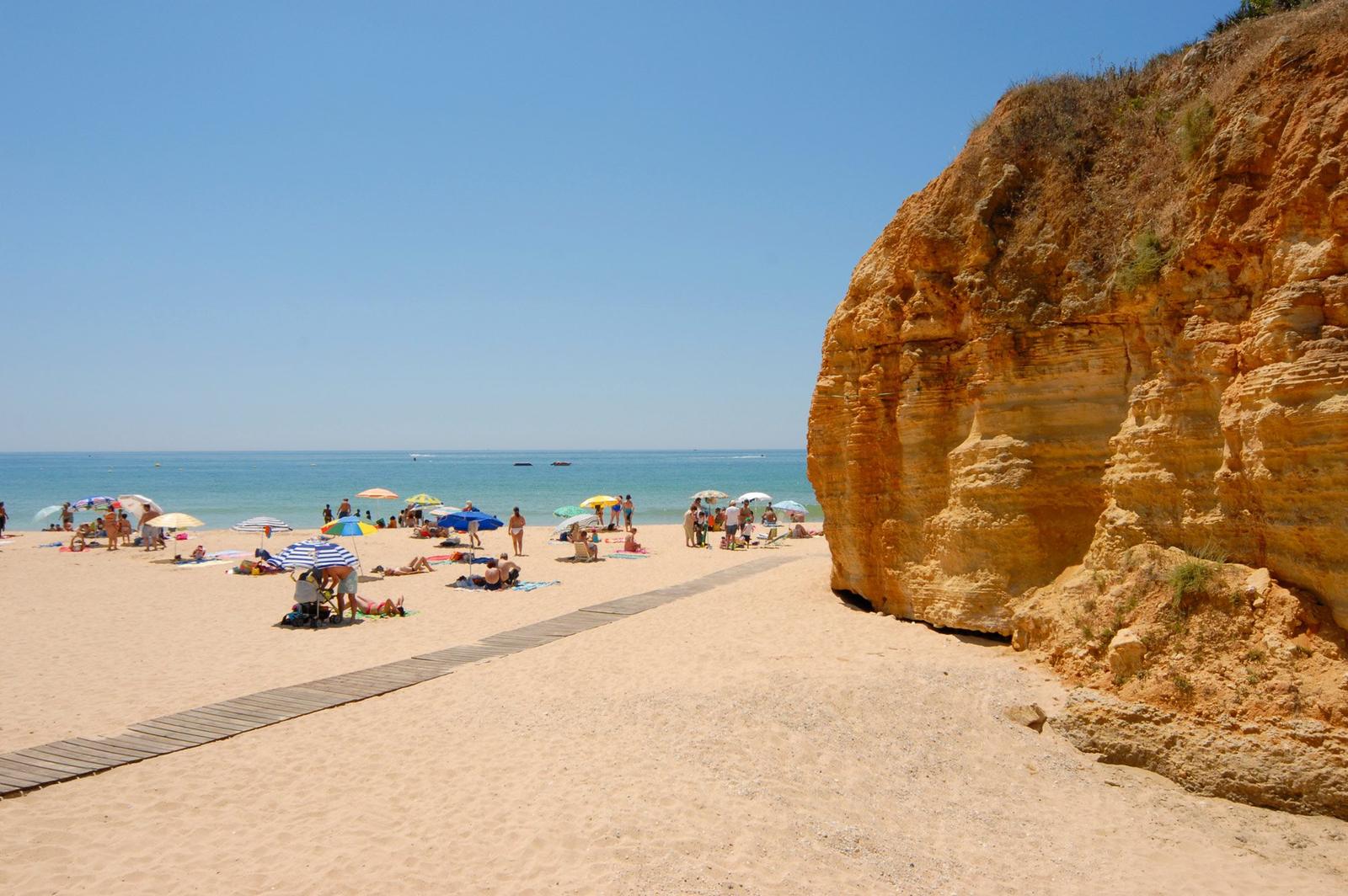 Areal dourado junto a uma falésia de arenito no Algarve