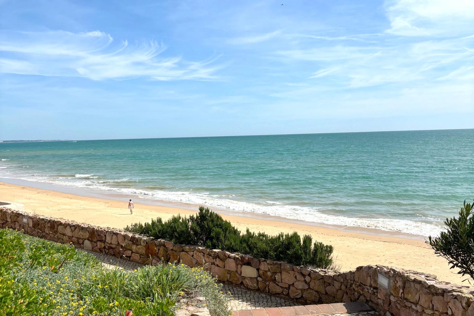 Passeio à beira-mar na Praia de Santa Eulália, com o mar azul-turquesa