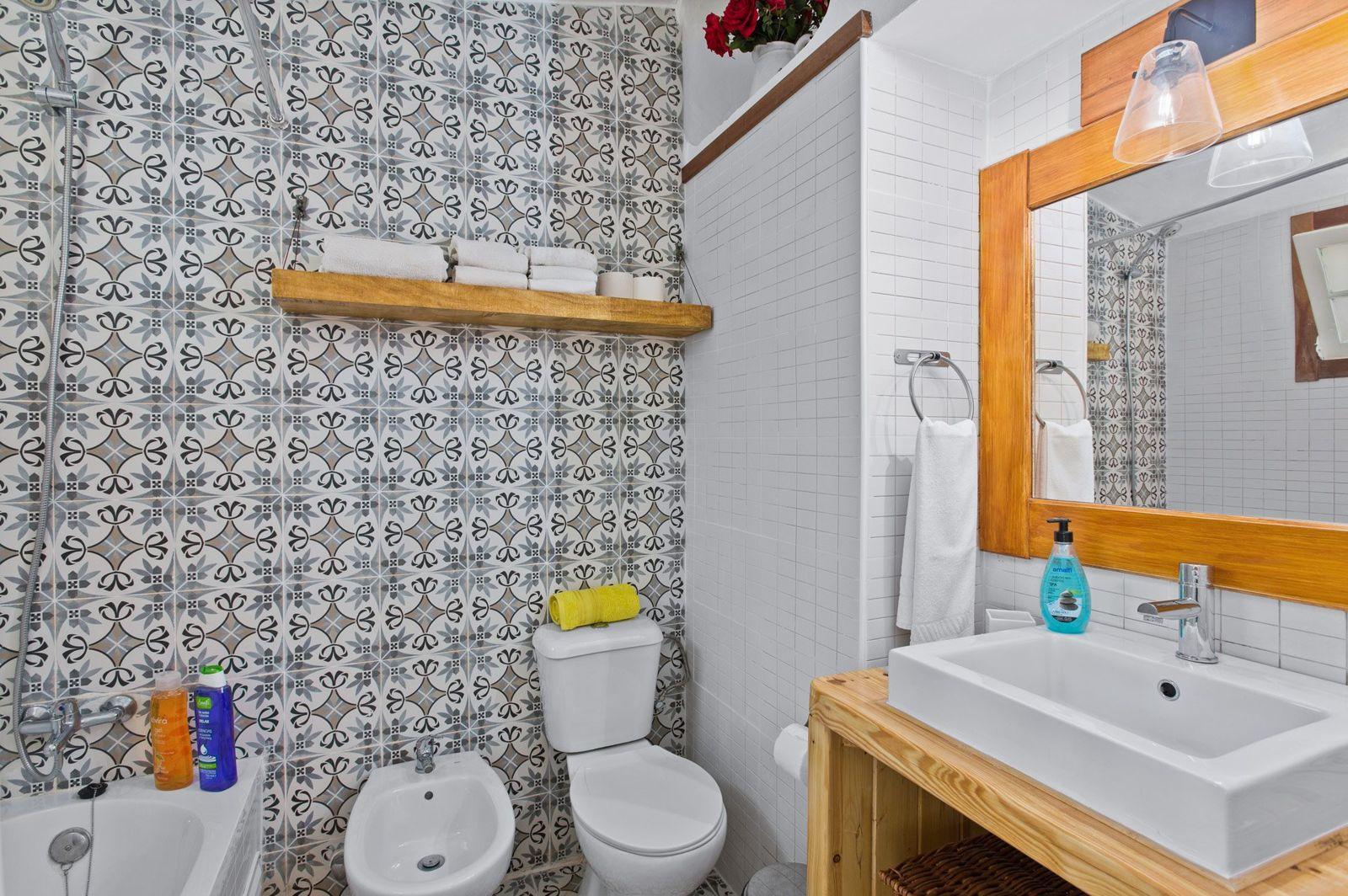 Casa de banho com azulejos tradicionais