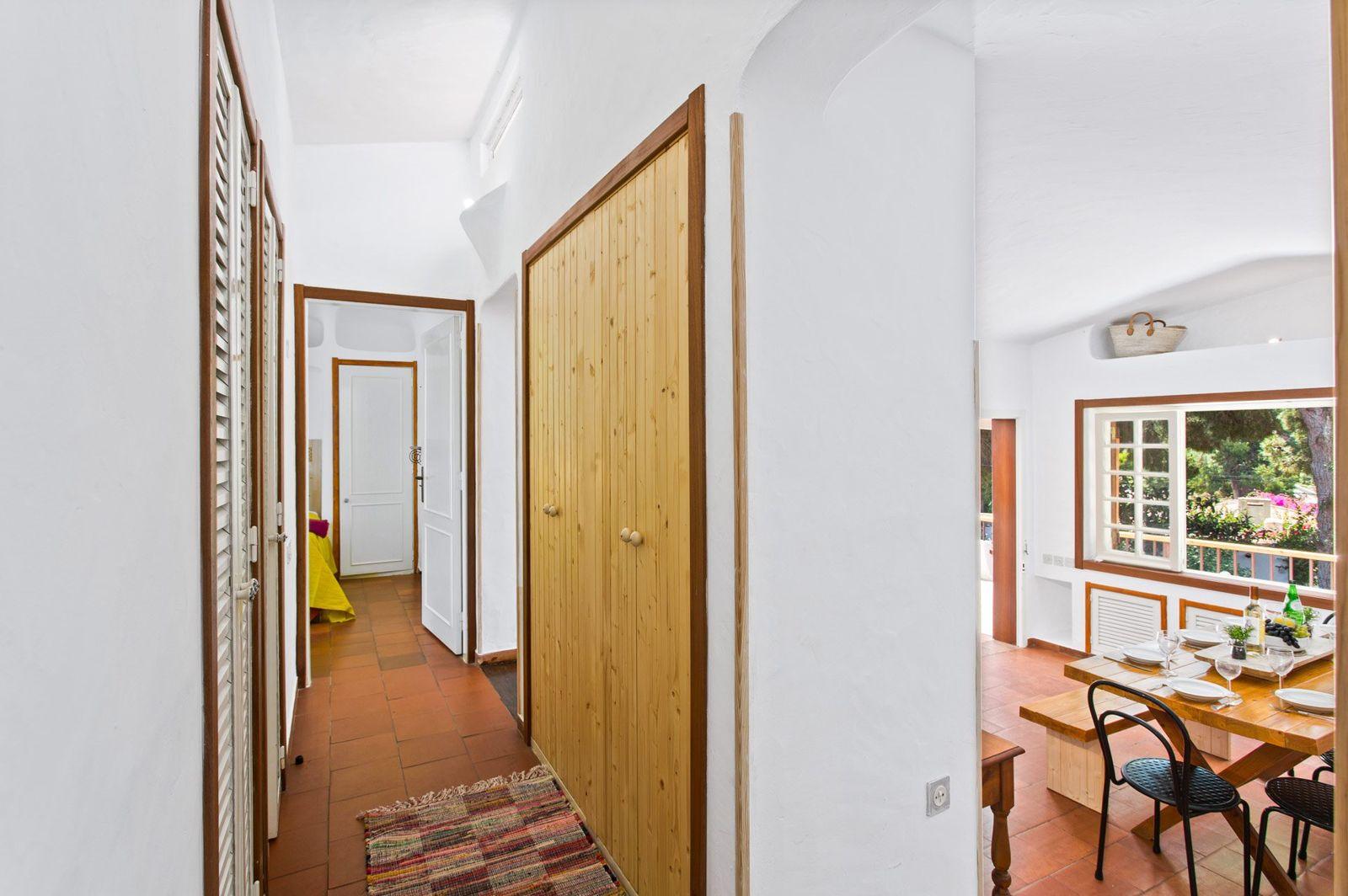 Corredor com vista para a sala de jantar