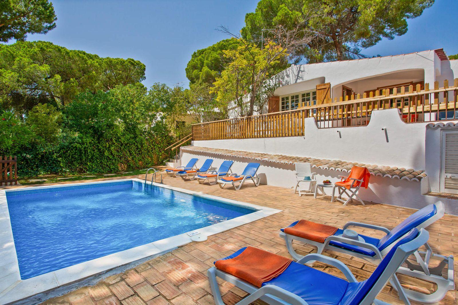Piscina privada com espreguiçadeiras