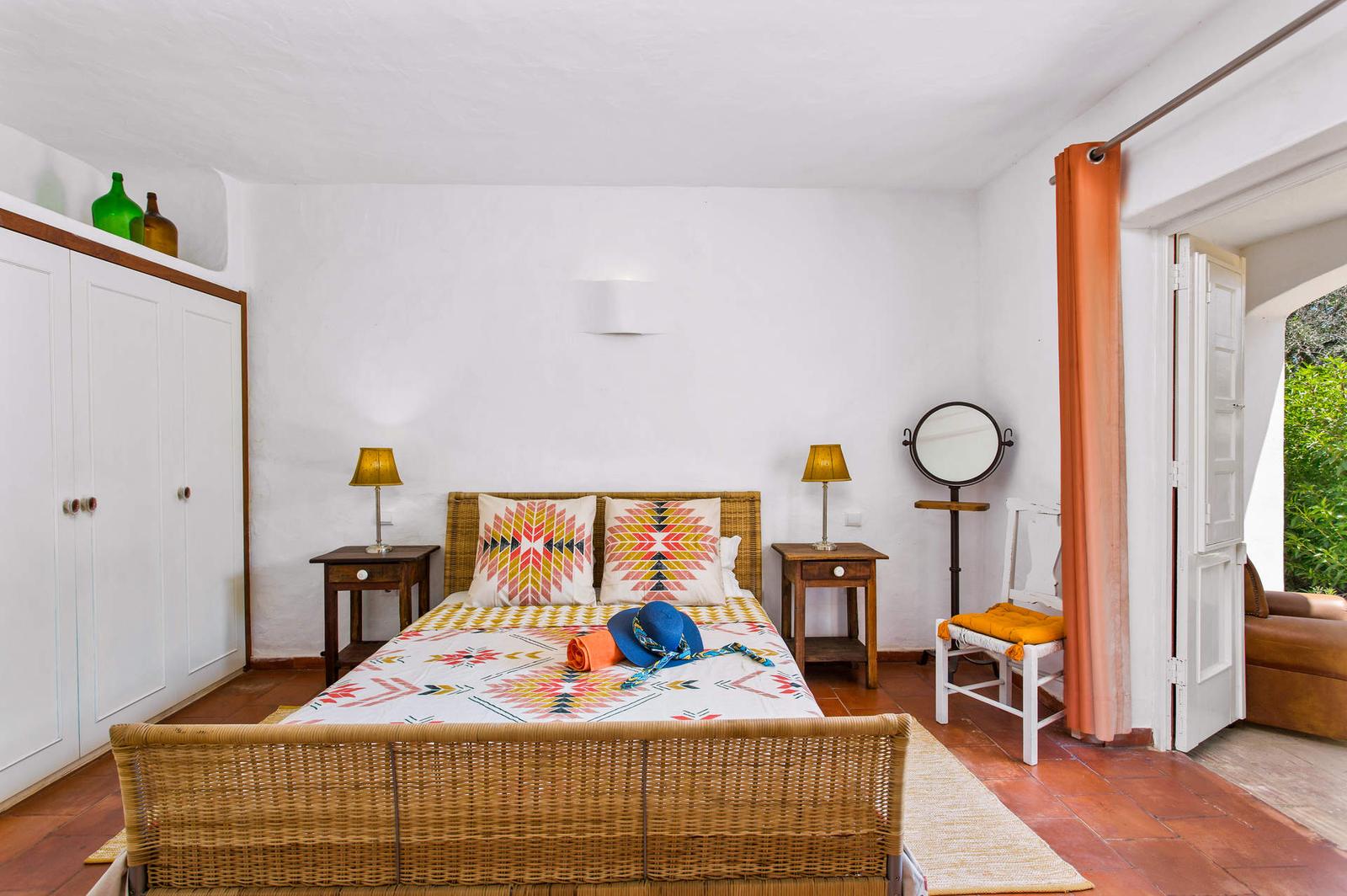 Quarto de casal com cama de vime
