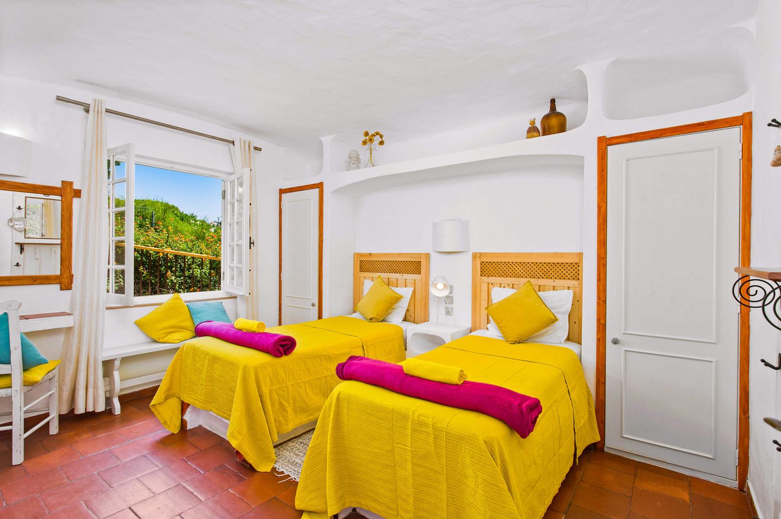 Quarto com duas camas individuais
