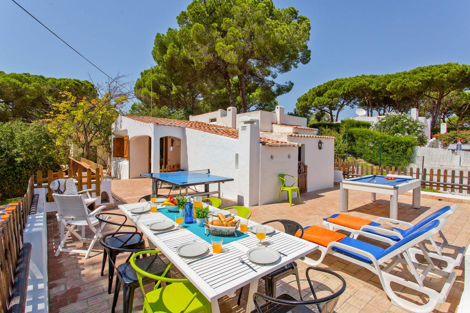 Mesa posta para uma refeição ao ar livre no terraço da Villa Namibe