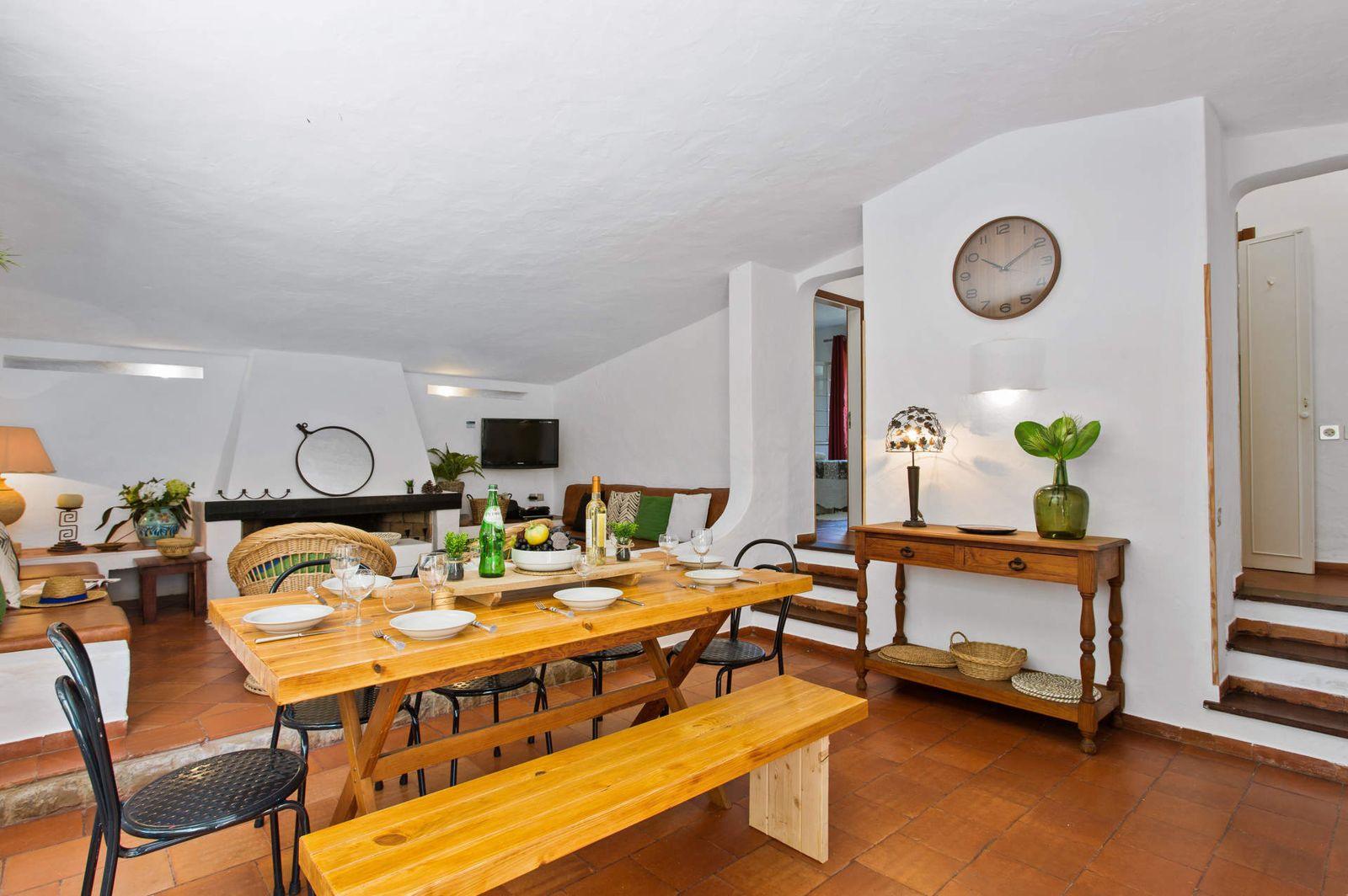 Sala de jantar com mesa comprida
