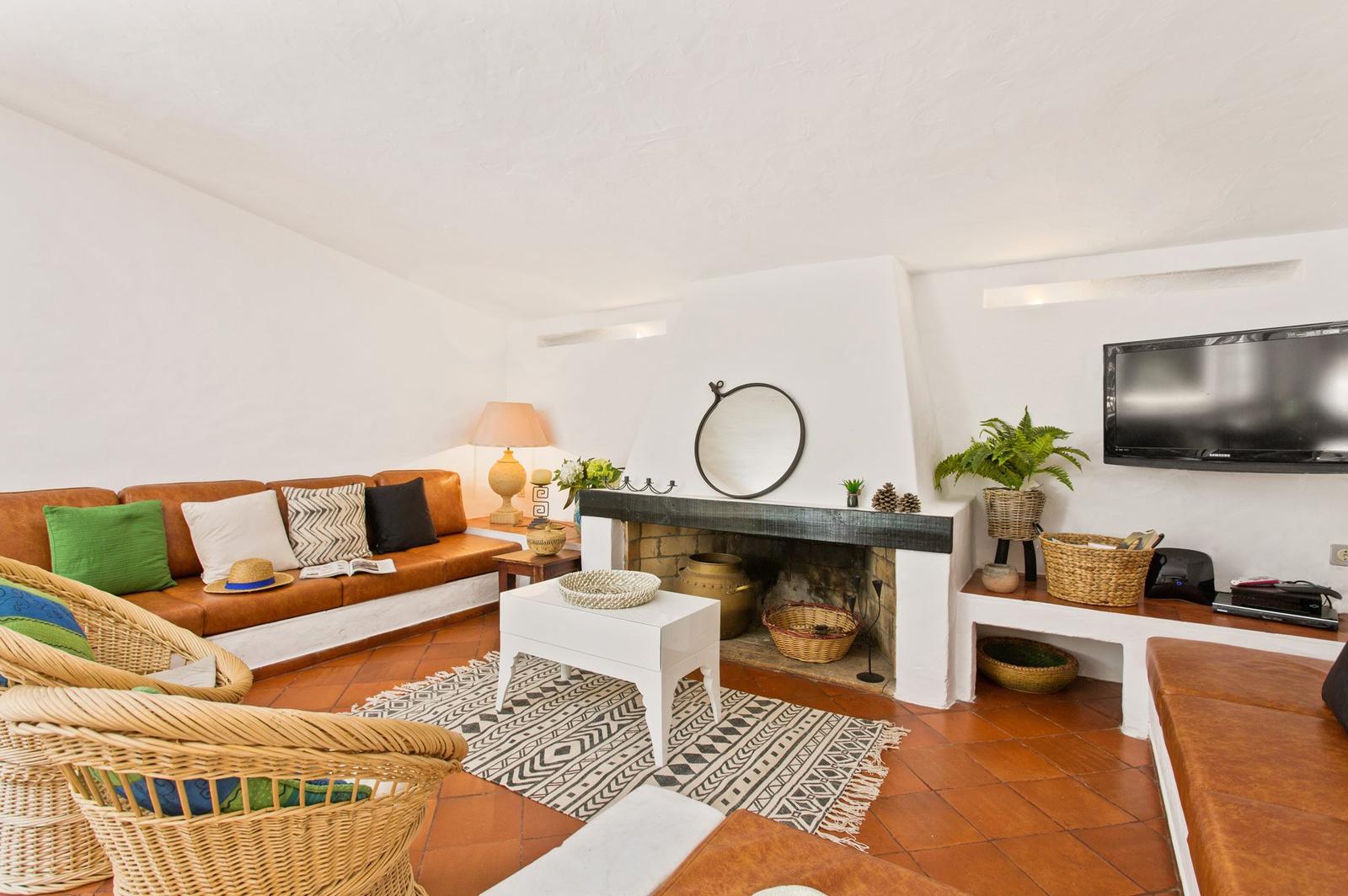 Sala de estar da Villa Namibe com lareira