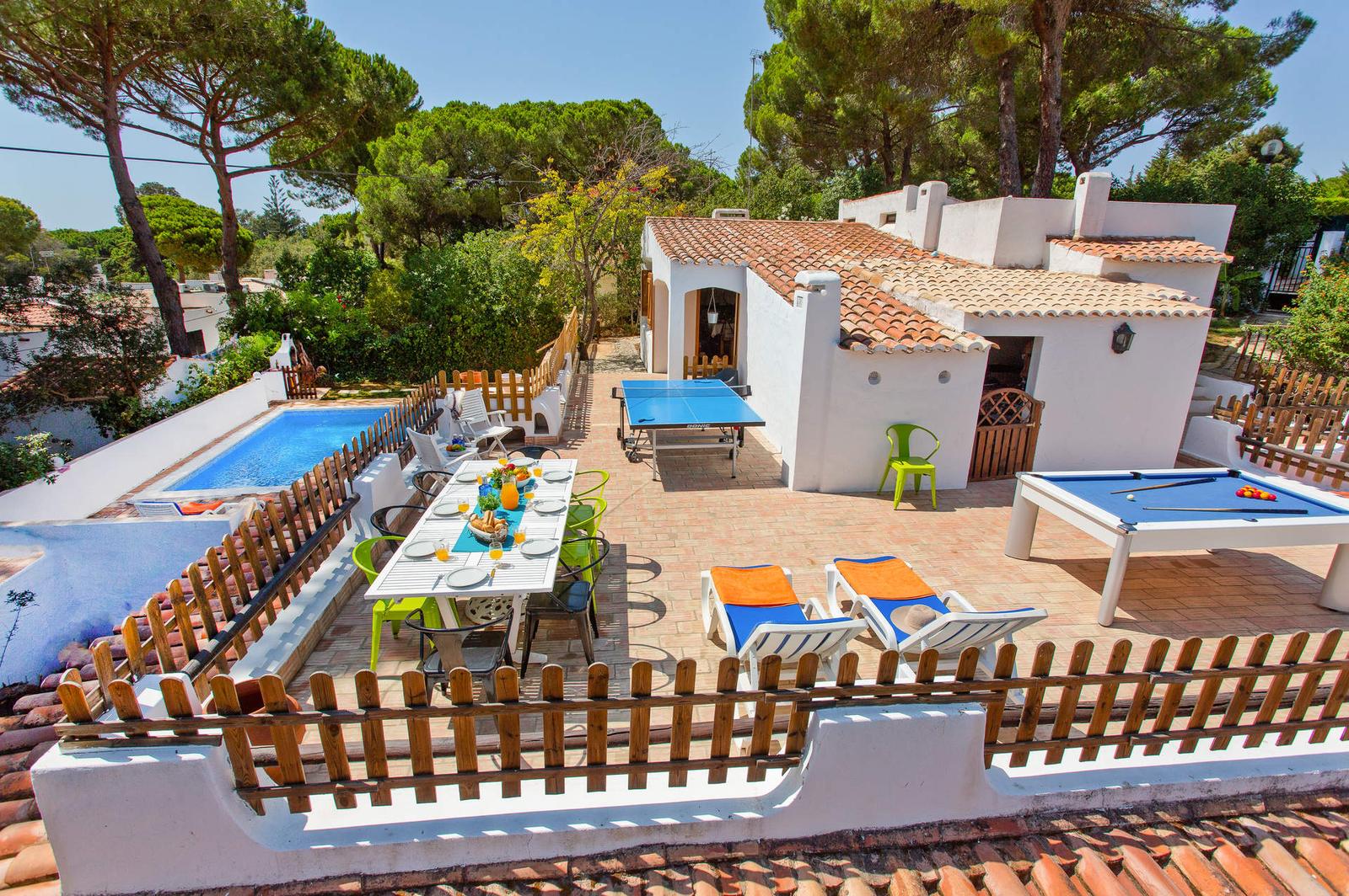 Terraço da Villa Namibe com mesa de refeições, ténis de mesa e piscina