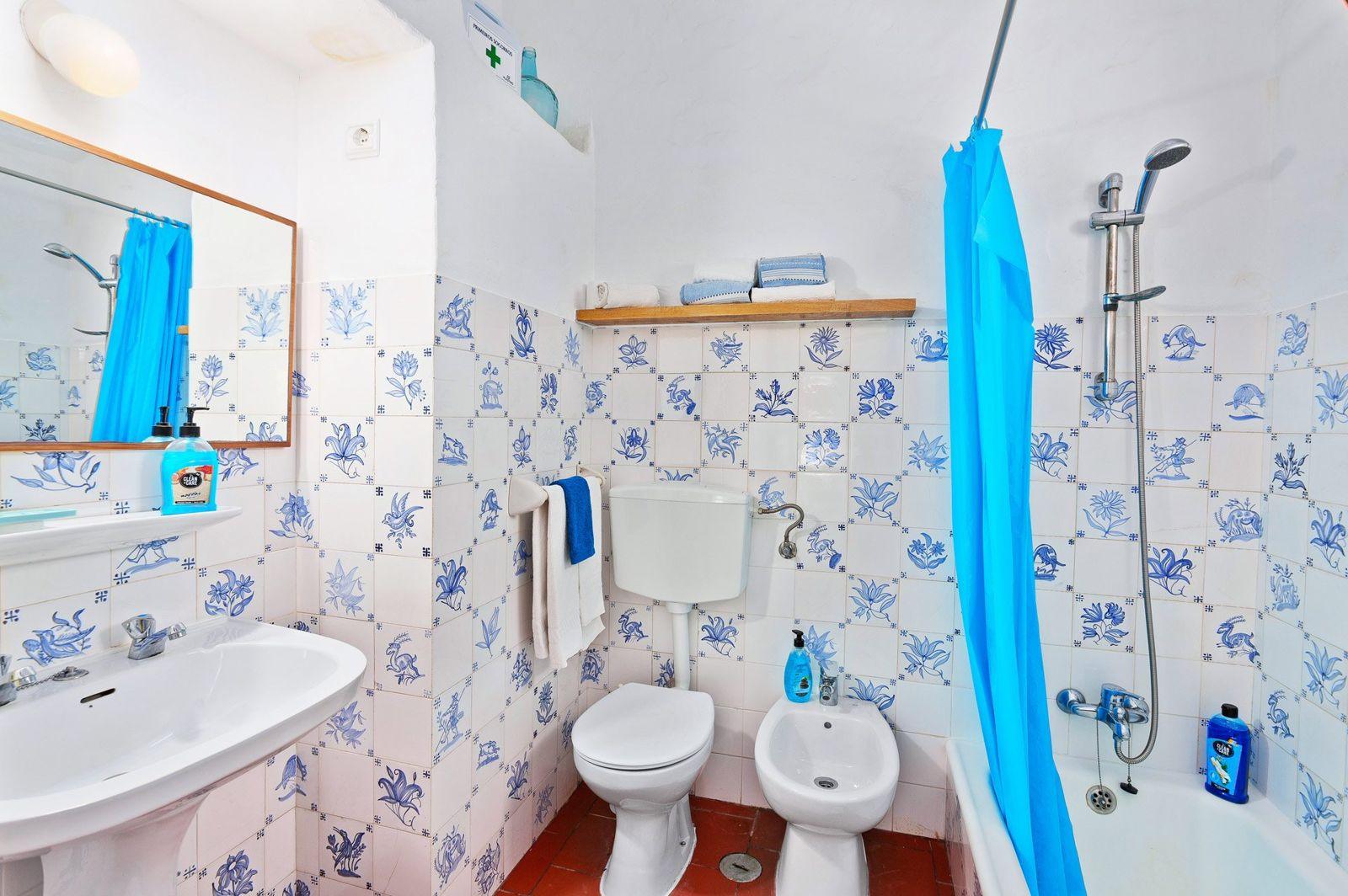 Casa de banho com azulejos azuis