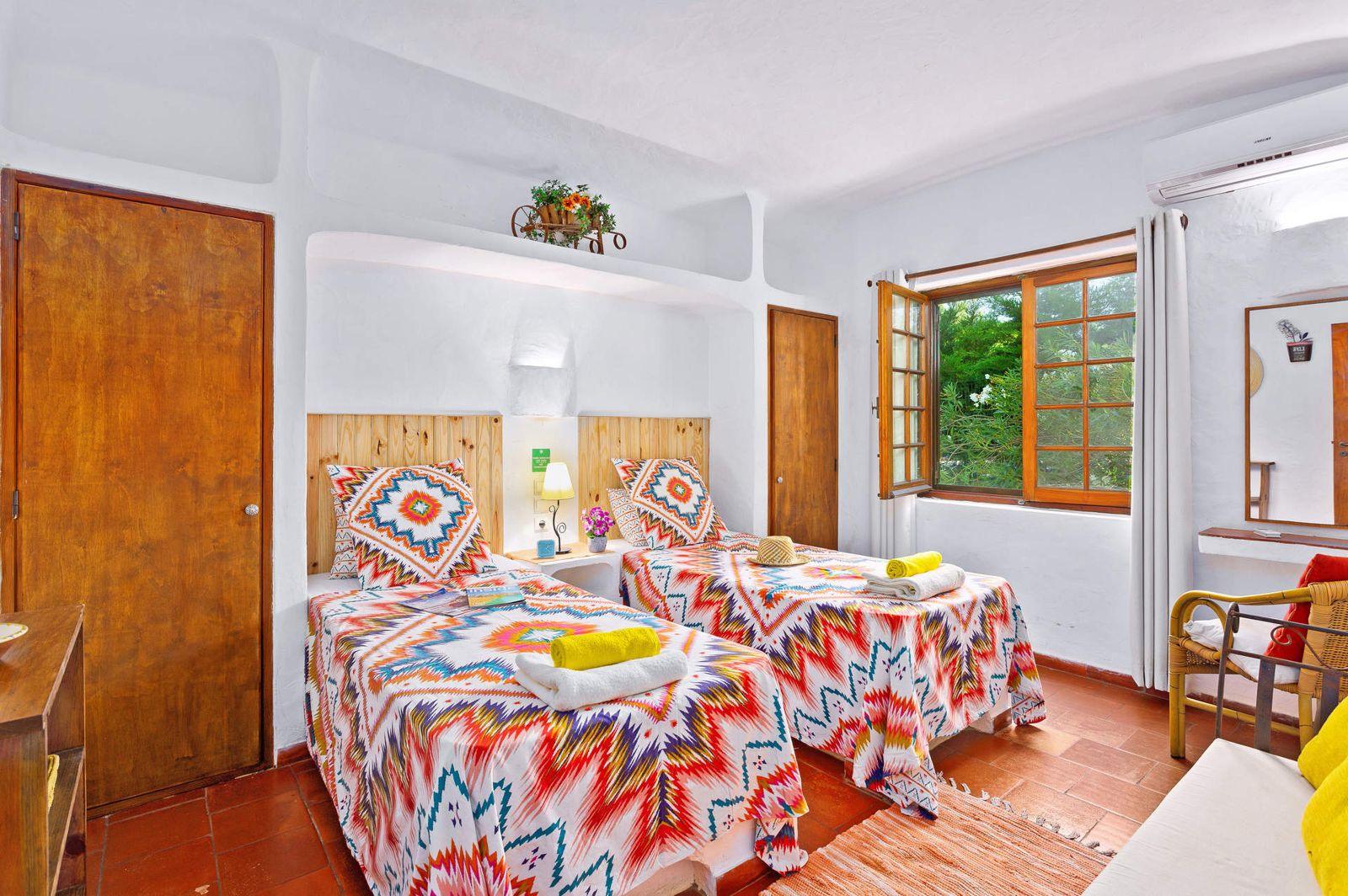 Quarto com duas camas individuais da Villa Simão