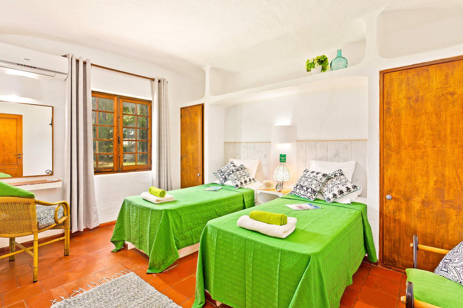 Quarto duplo com duas camas individuais e ar condicionado